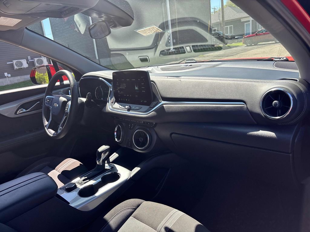 Used 2025 Chevrolet Blazer LT AWD/4WD image 29
