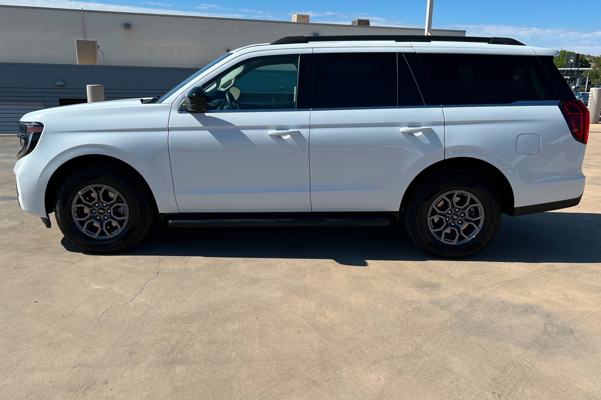 Used 2025 Ford Expedition Active AWD/4WD image 2