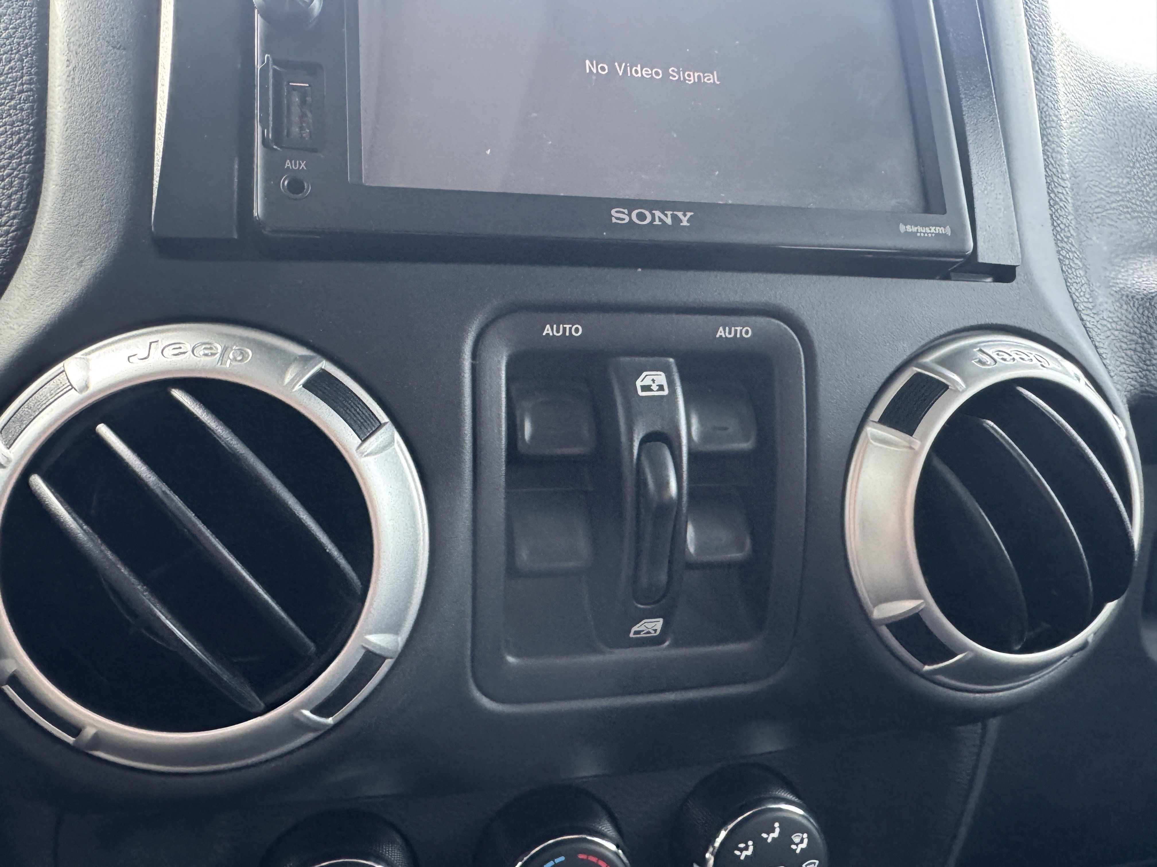 Used 2015 Jeep Wrangler Unlimited Sahara w/ Connectivity Group AWD/4WD image 25