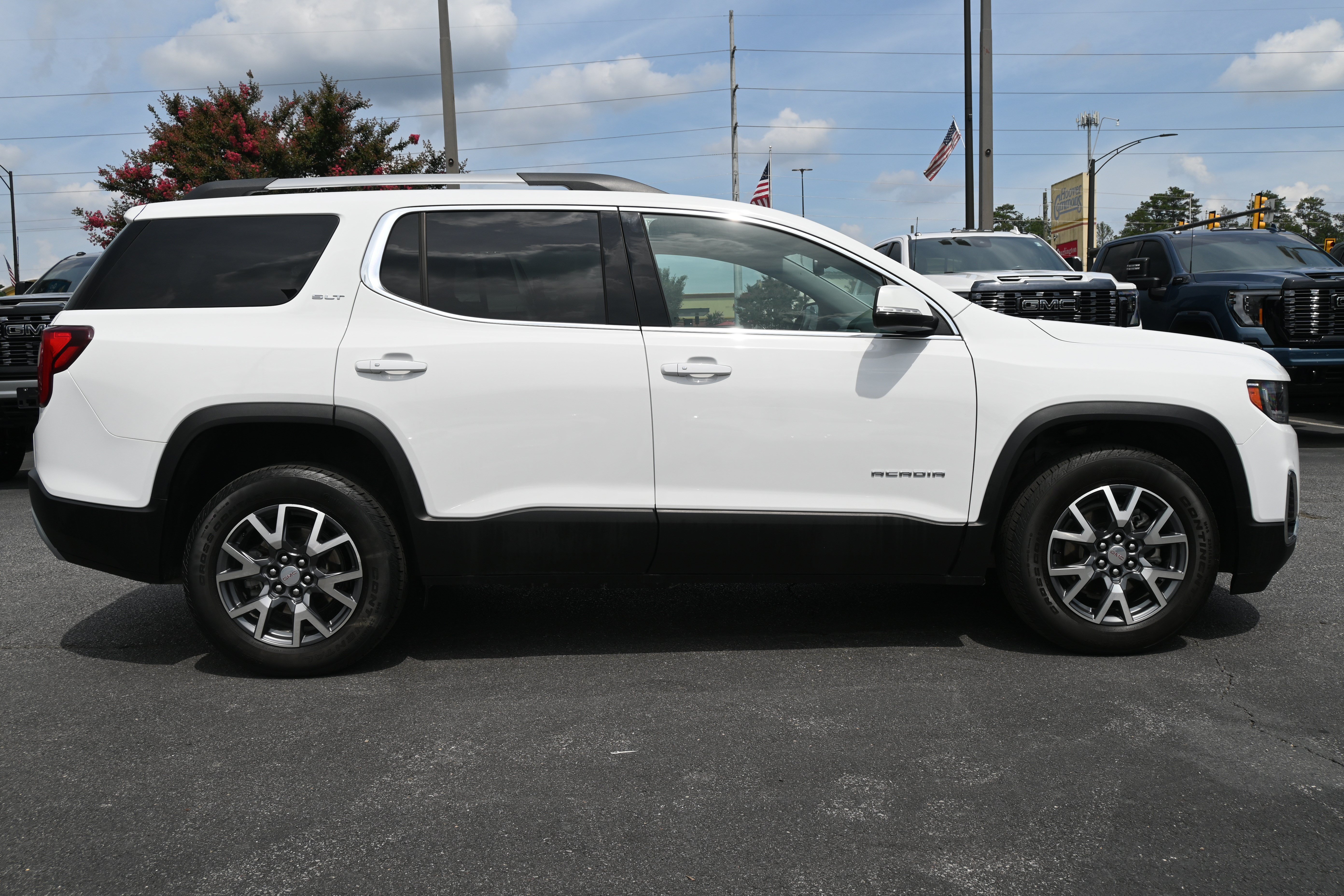 Used 2023 GMC Acadia SLT w/ Trailering Package AWD/4WD image 13