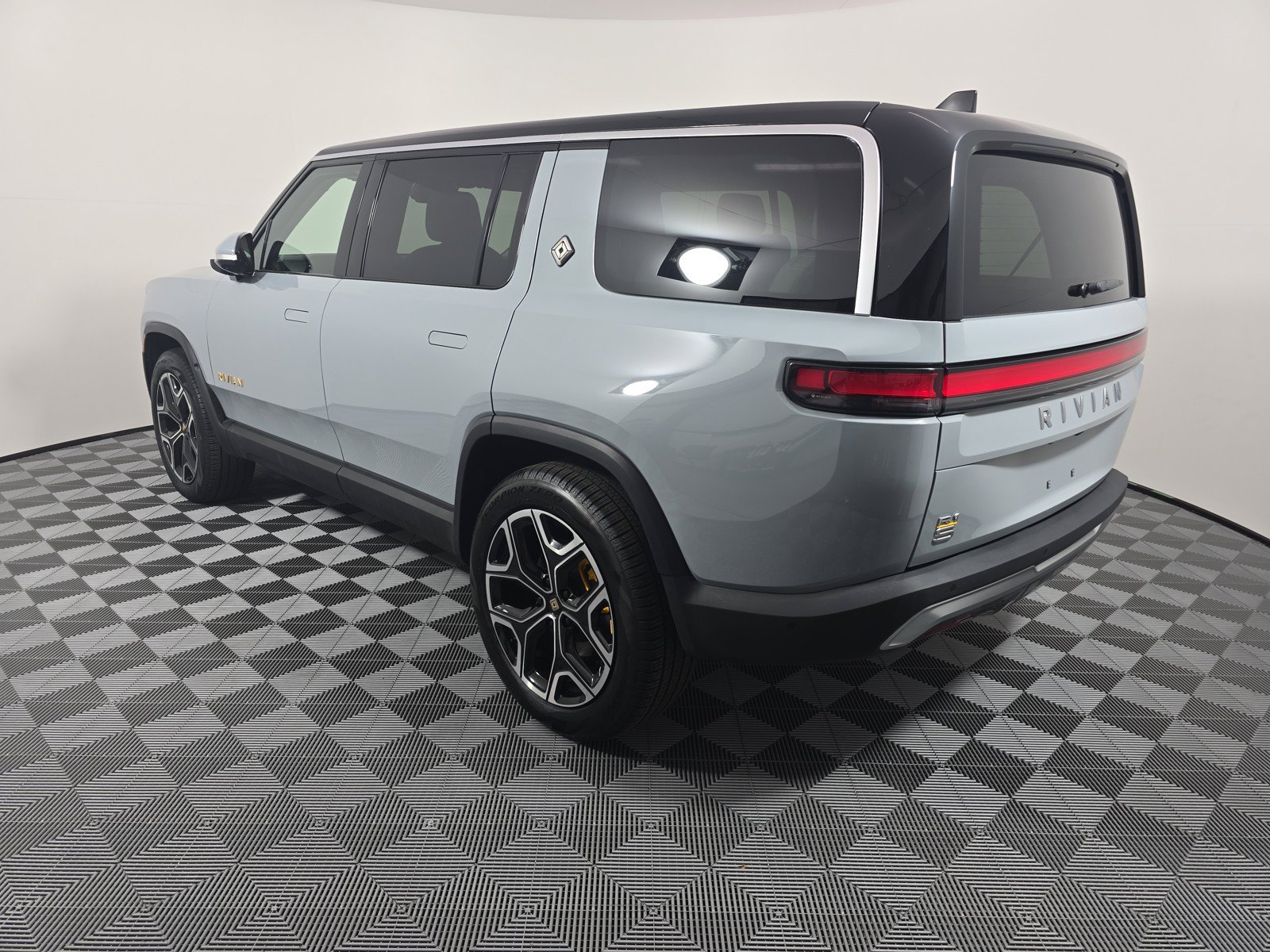 Used 2024 Rivian R1S Adventure AWD/4WD image 3
