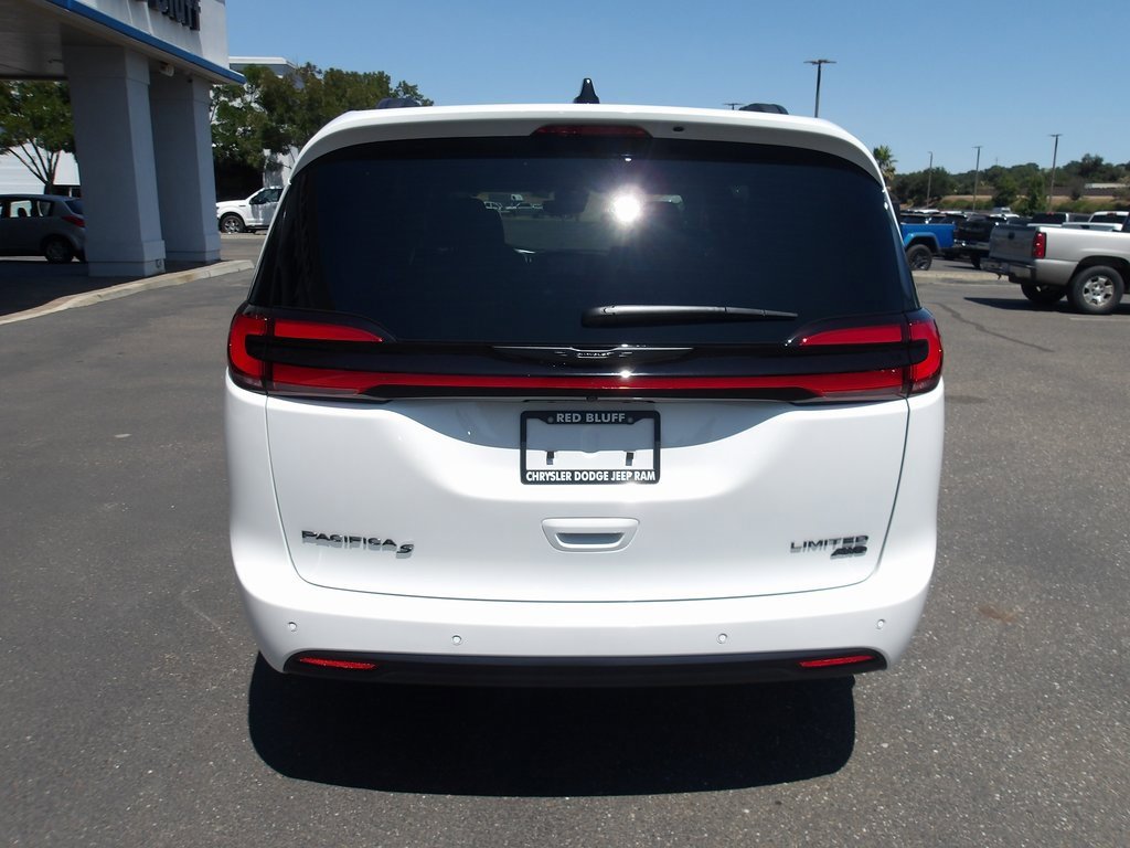 New 2025 Chrysler Pacifica Limited image 7