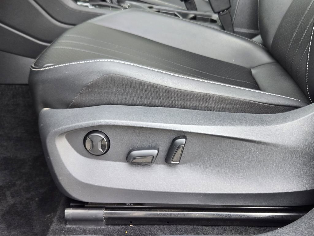 Used 2023 Volkswagen Tiguan SE R-Line image 32