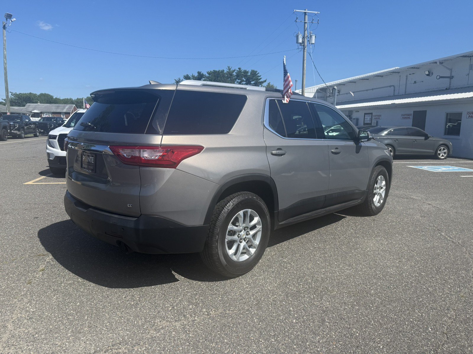 Used 2018 Chevrolet Traverse LT FWD image 3