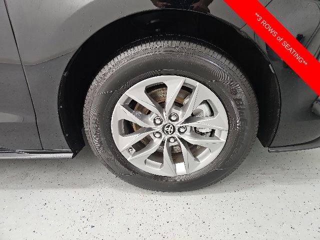 Certified 2023 Toyota Sienna XLE FWD image 9