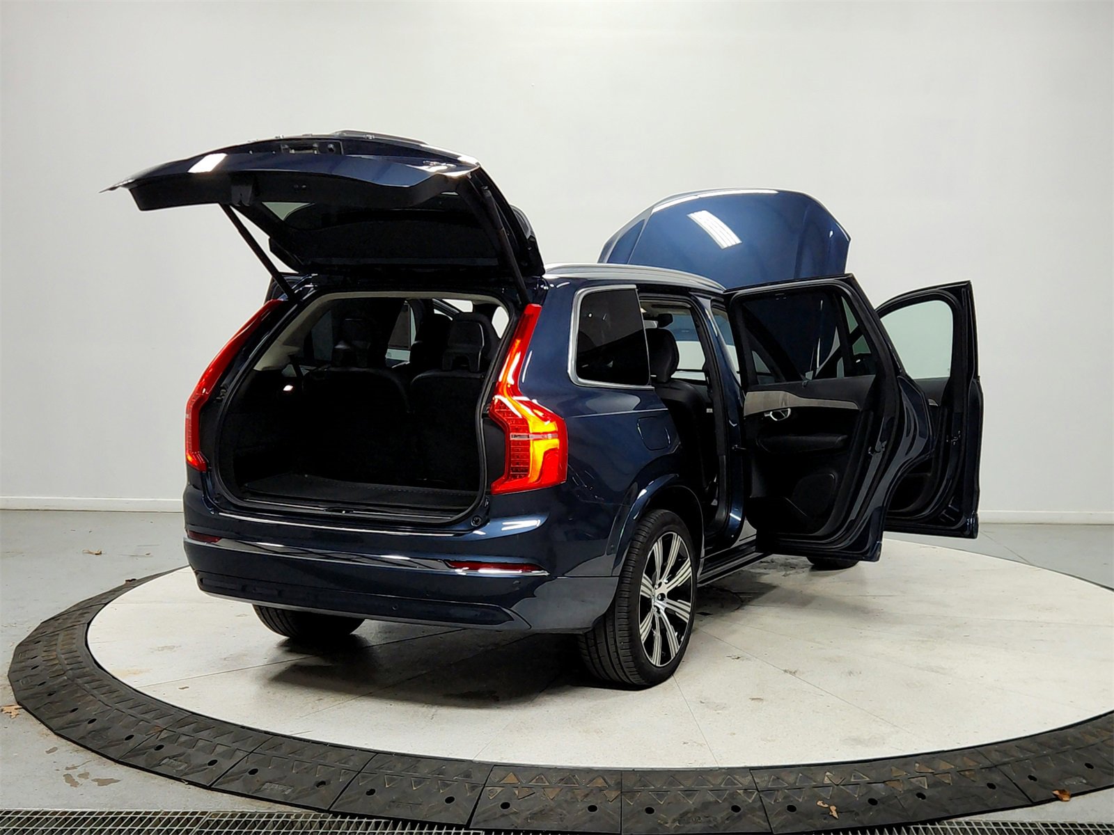 Used 2024 Volvo XC90 B6 Ultimate w/ Protection Package Premier image 15