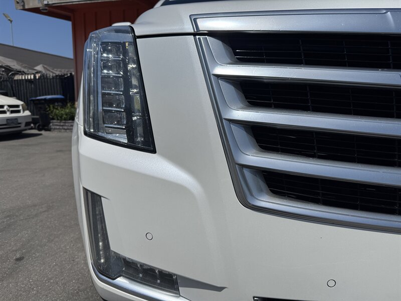 Used 2016 Cadillac Escalade Luxury AWD/4WD image 3
