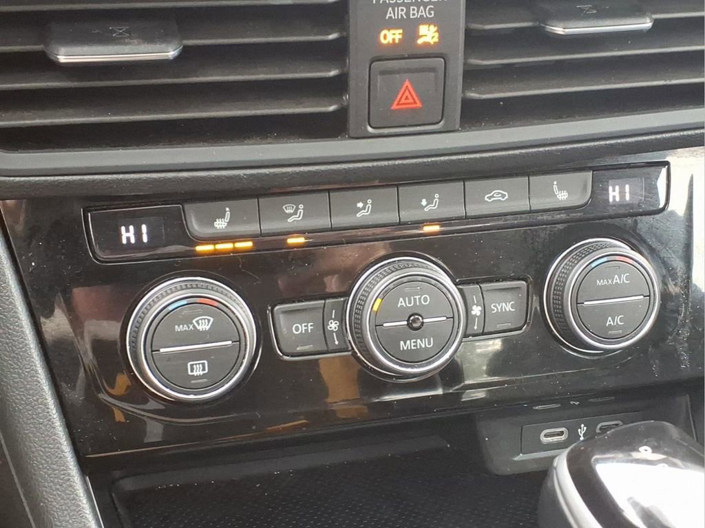 Used 2024 Volkswagen Jetta SE image 9