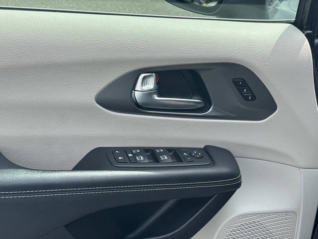 Used 2023 Chrysler Pacifica Touring-L FWD image 27