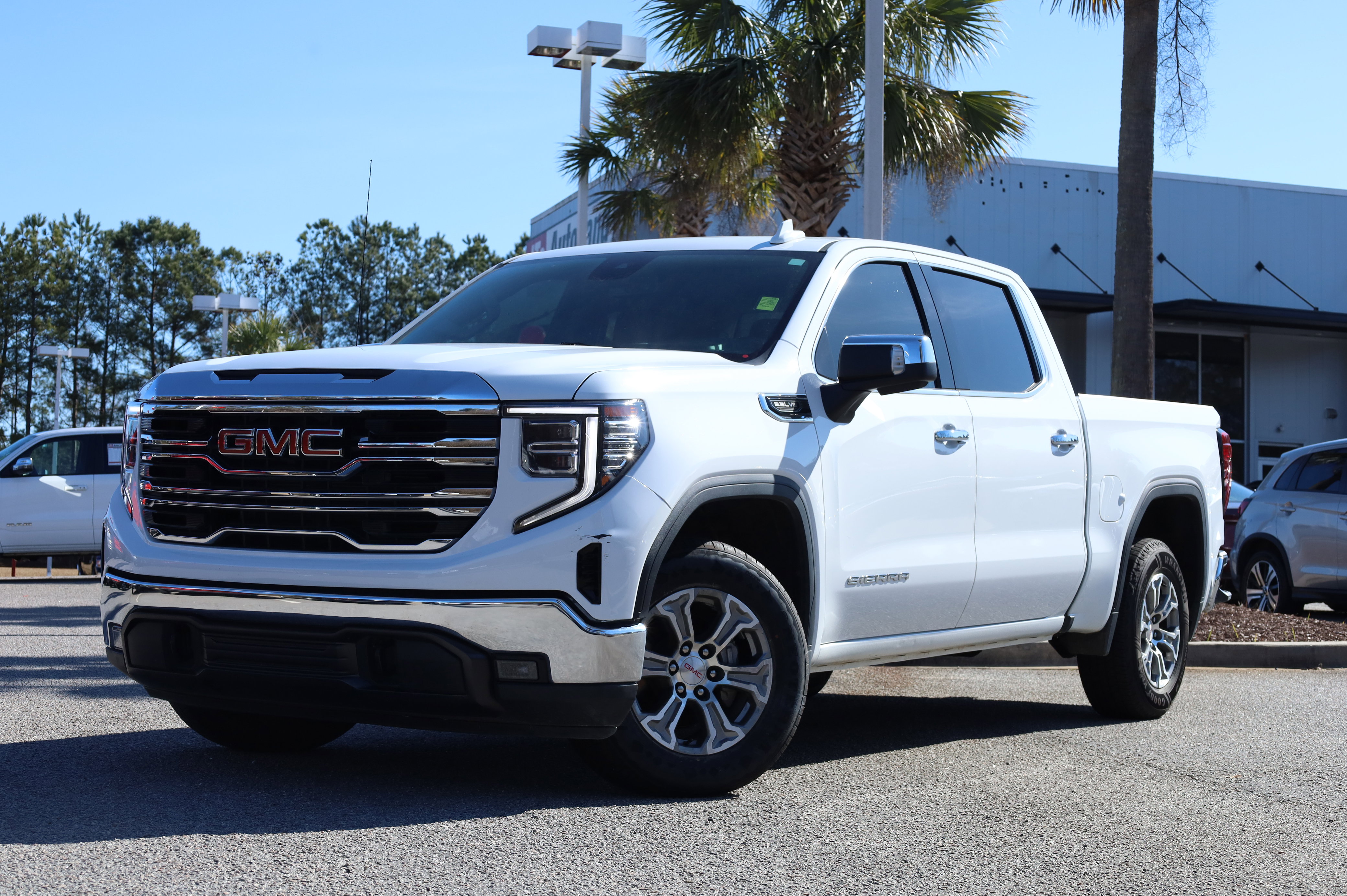 Used 2025 GMC Sierra 1500 SLT image 1