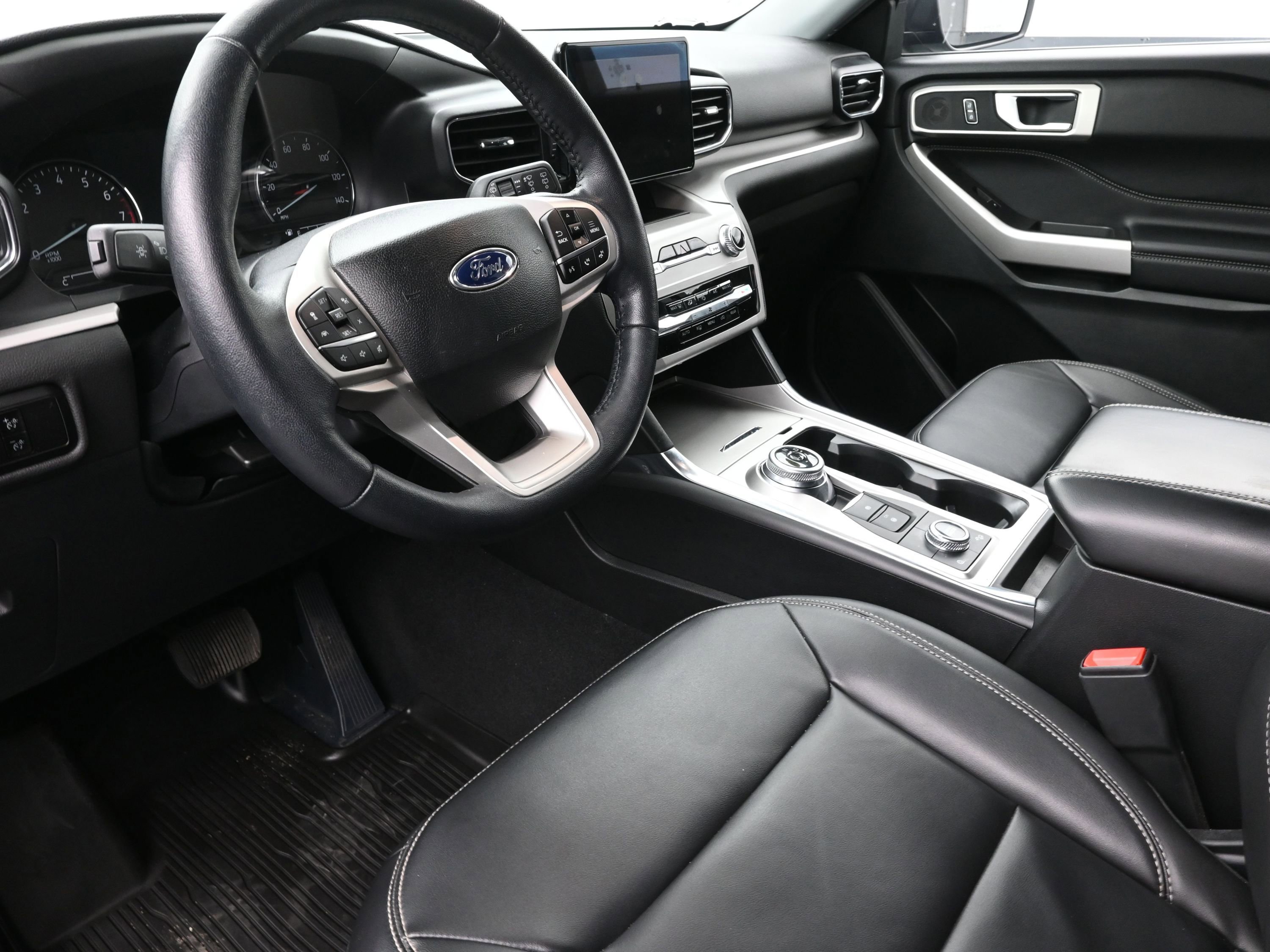 Used 2023 Ford Explorer XLT w/ Equipment Group 202A image 10