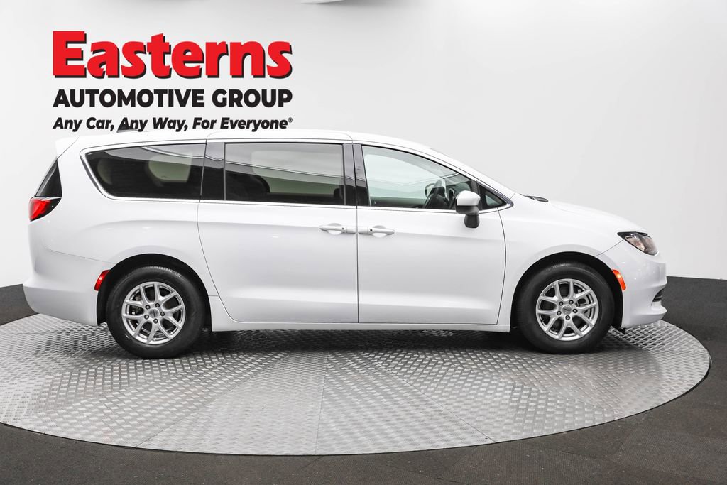Used 2023 Chrysler Voyager LX image 4