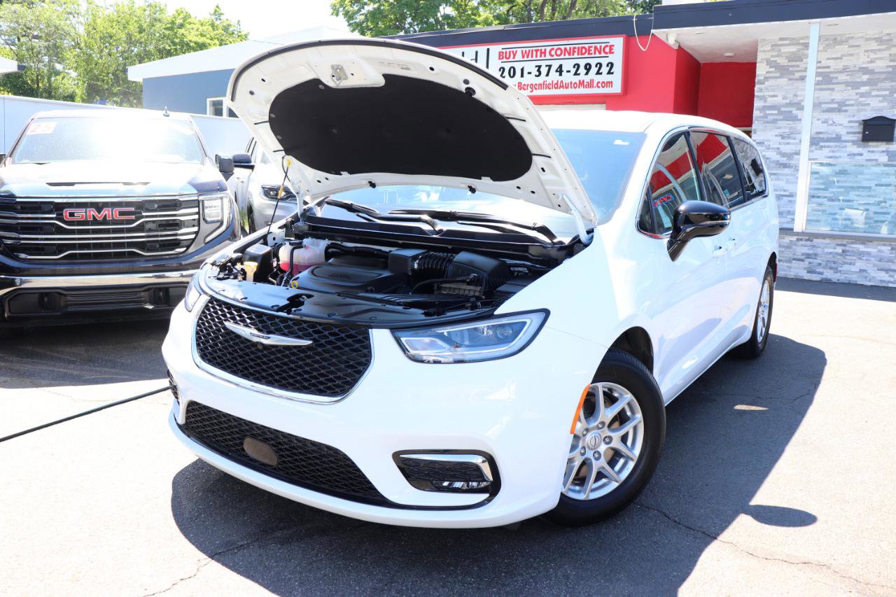 Used 2026 Chrysler Pacifica Select FWD image 56