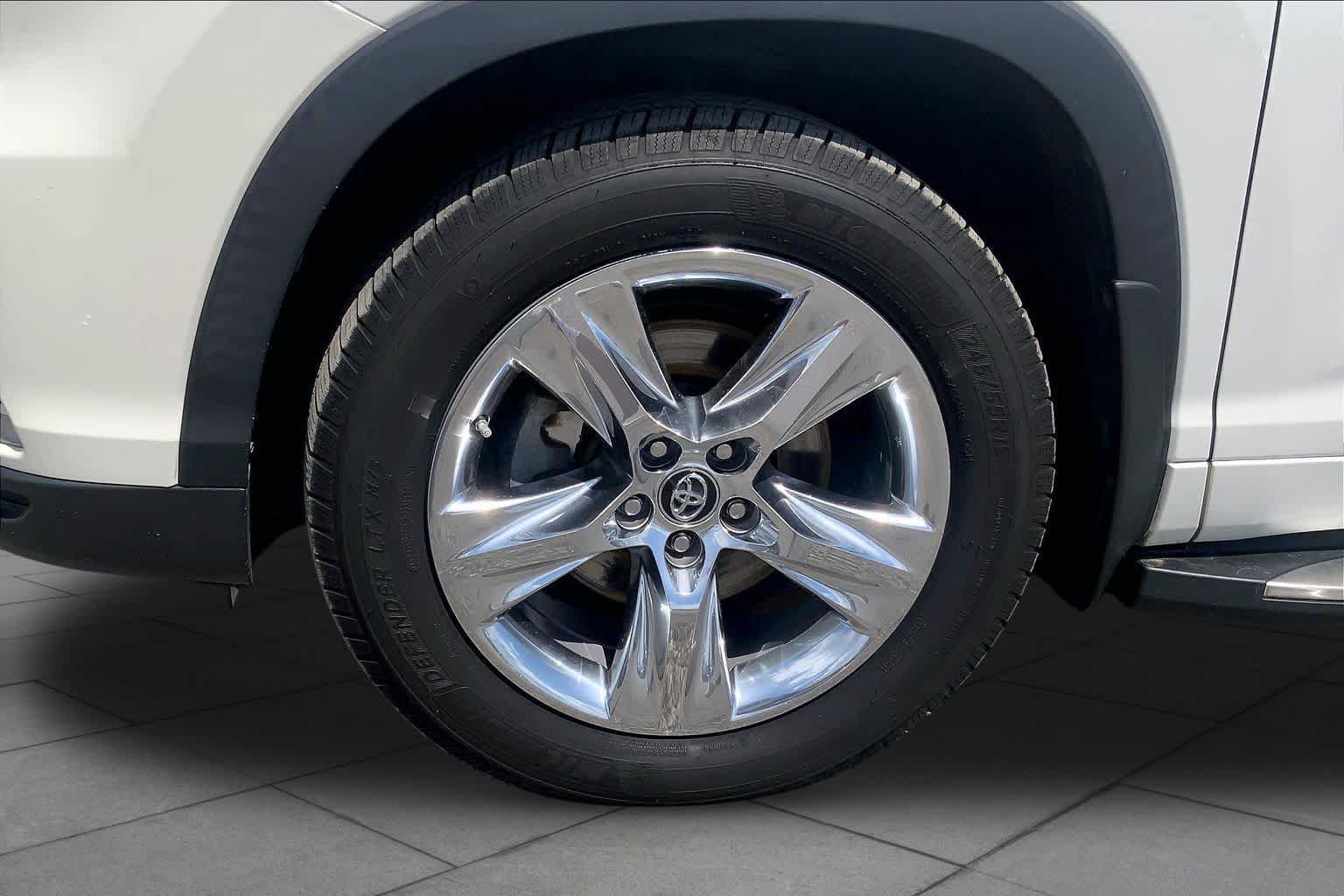 Used 2016 Toyota Highlander Limited w/ Driver Technology Package AWD/4WD image 10