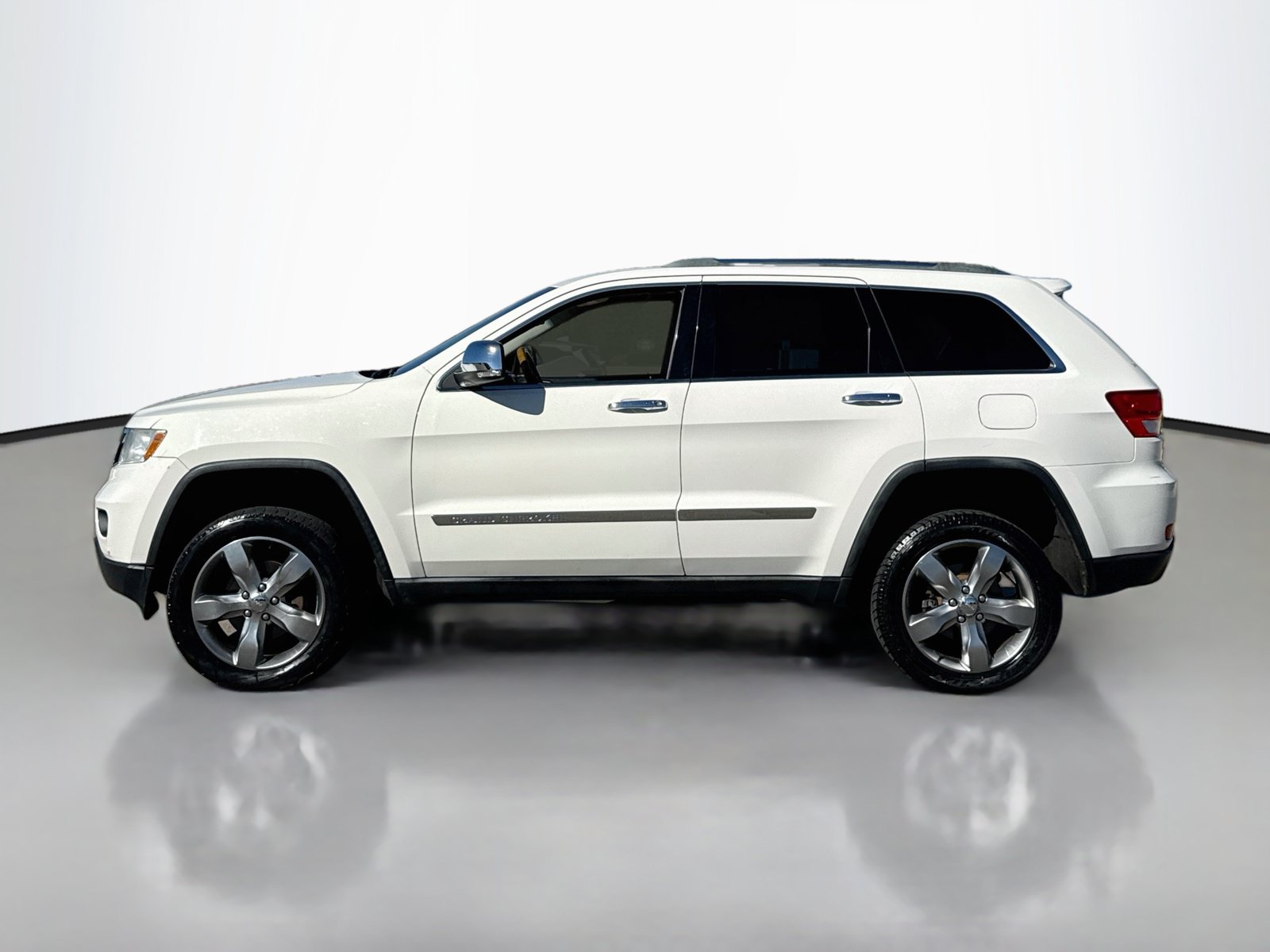 Used 2011 Jeep Grand Cherokee Overland AWD/4WD image 4