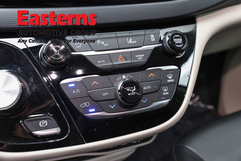 Used 2023 Chrysler Pacifica Touring-L FWD image 20