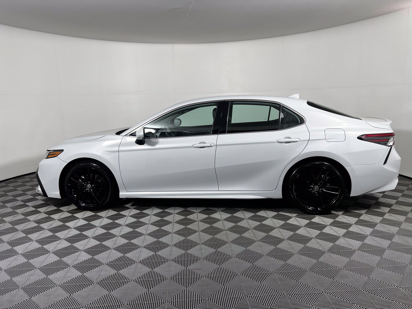 Used 2024 Toyota Camry XSE FWD image 8