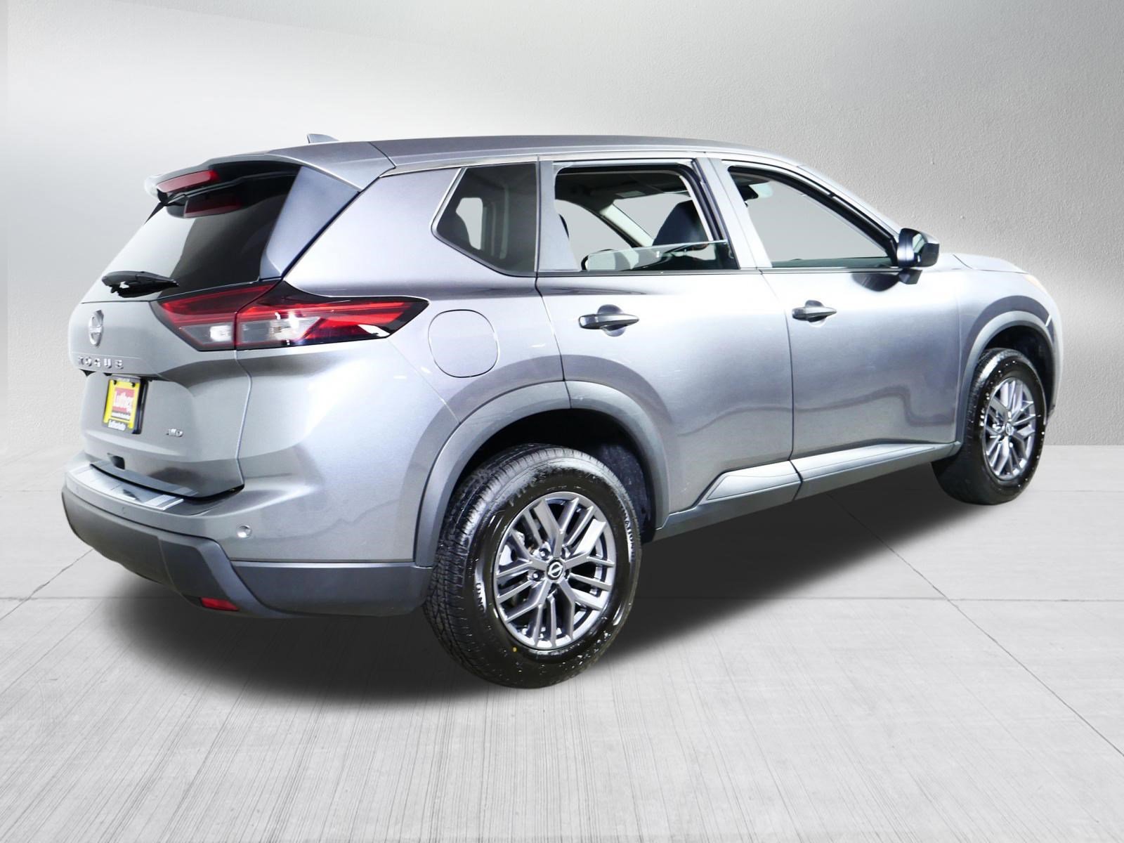 Used 2024 Nissan Rogue S AWD/4WD image 7