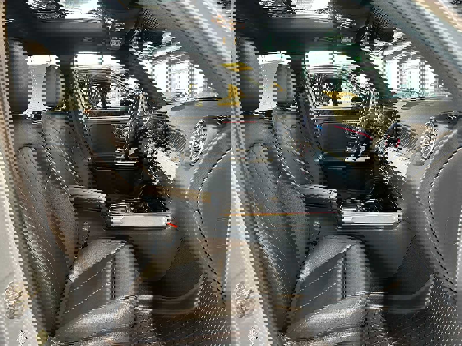 Used 2025 Mercedes-Benz GLB 250 4MATIC image 10