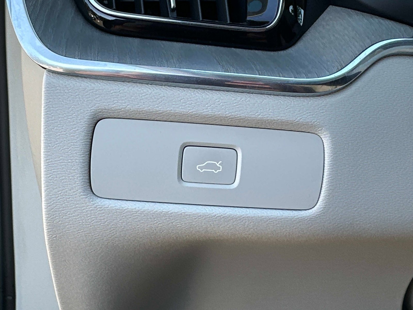 Certified 2023 Volvo XC60 B5 Plus w/ Climate Package image 28