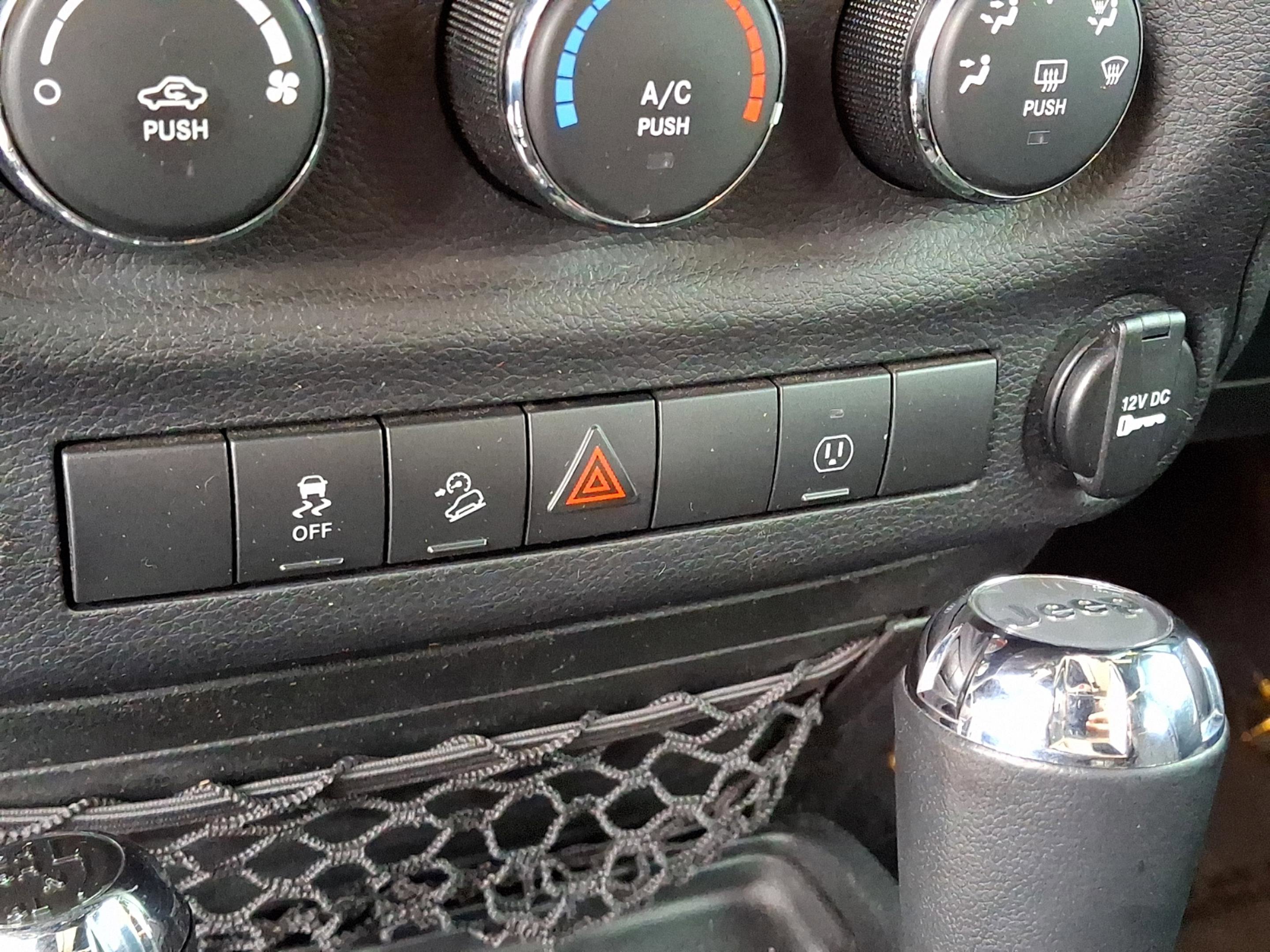 Certified 2017 Jeep Wrangler Unlimited Sahara w/ Connectivity Group image 19