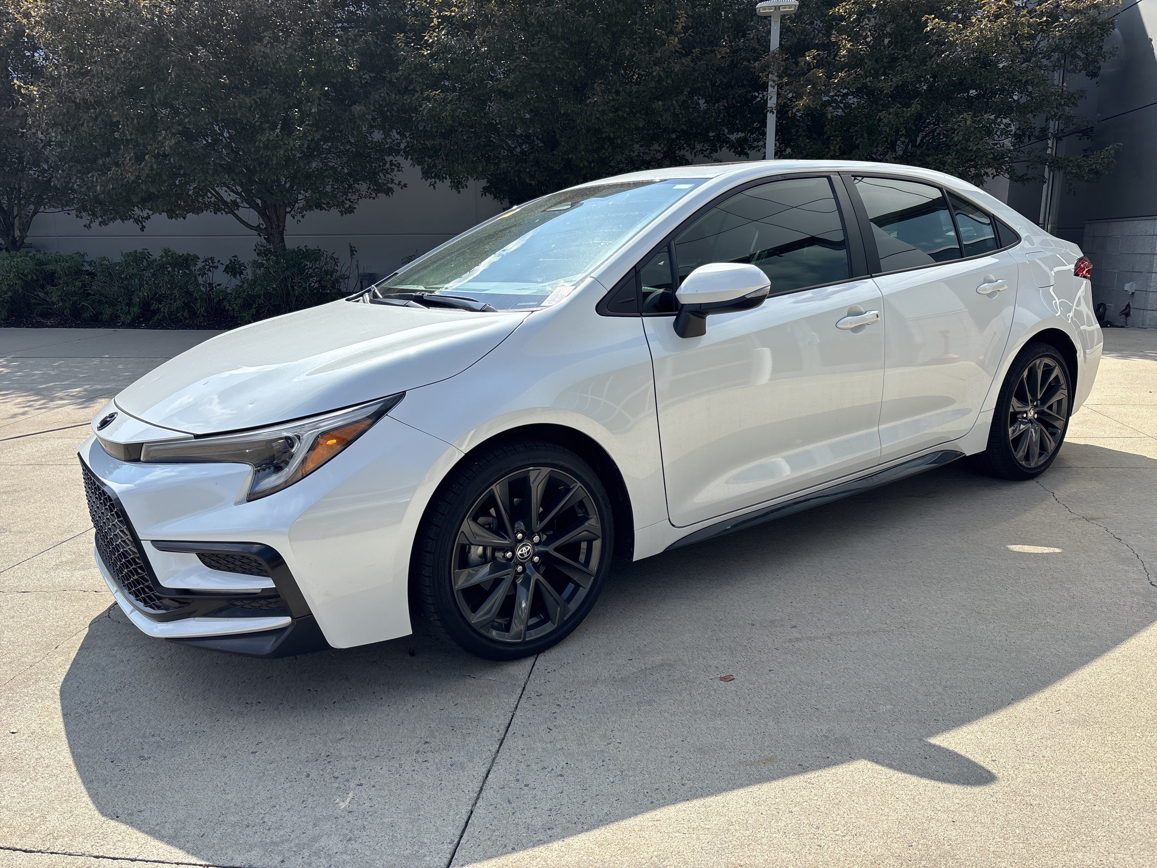 Used 2025 Toyota Corolla XSE FWD image 3