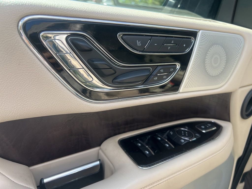 Used 2021 Lincoln Navigator Reserve w/ Luxury Package AWD/4WD image 21