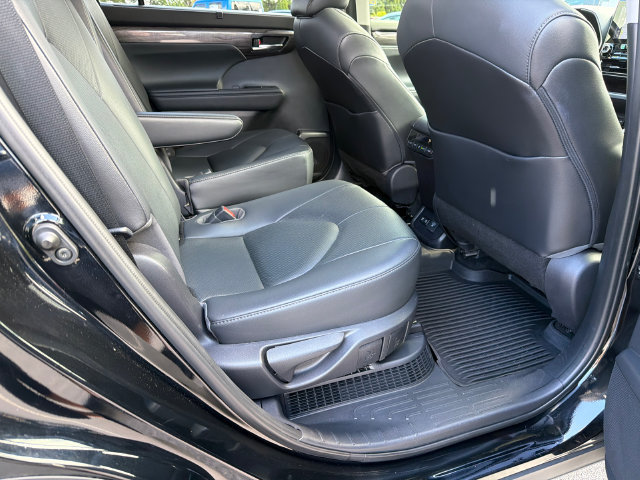 Used 2021 Toyota Highlander Limited FWD image 15