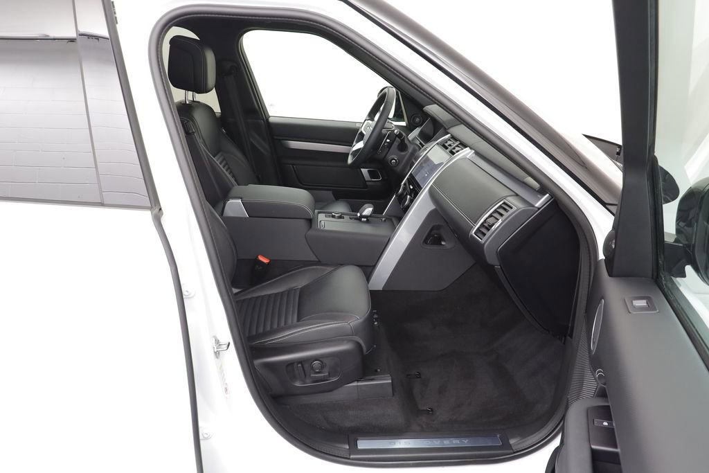 Used 2025 Land Rover Discovery Dynamic SE image 21