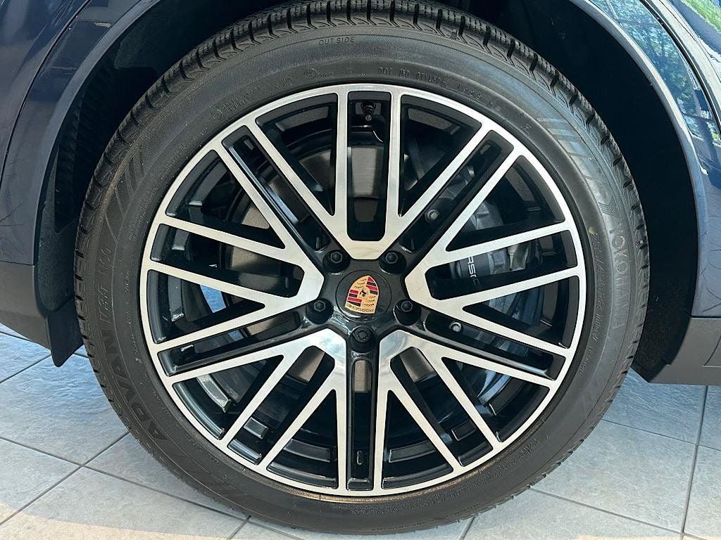 Used 2026 Porsche Cayenne AWD/4WD image 27