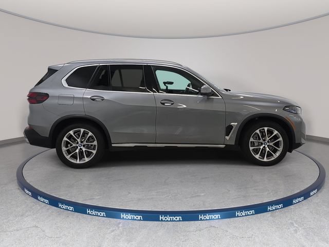 Used 2025 BMW X5 xDrive50e w/ Parking Assistance Package AWD/4WD image 4