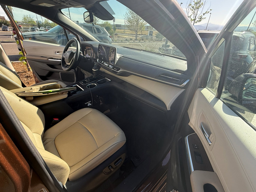 Used 2023 Toyota Sienna XLE FWD image 3