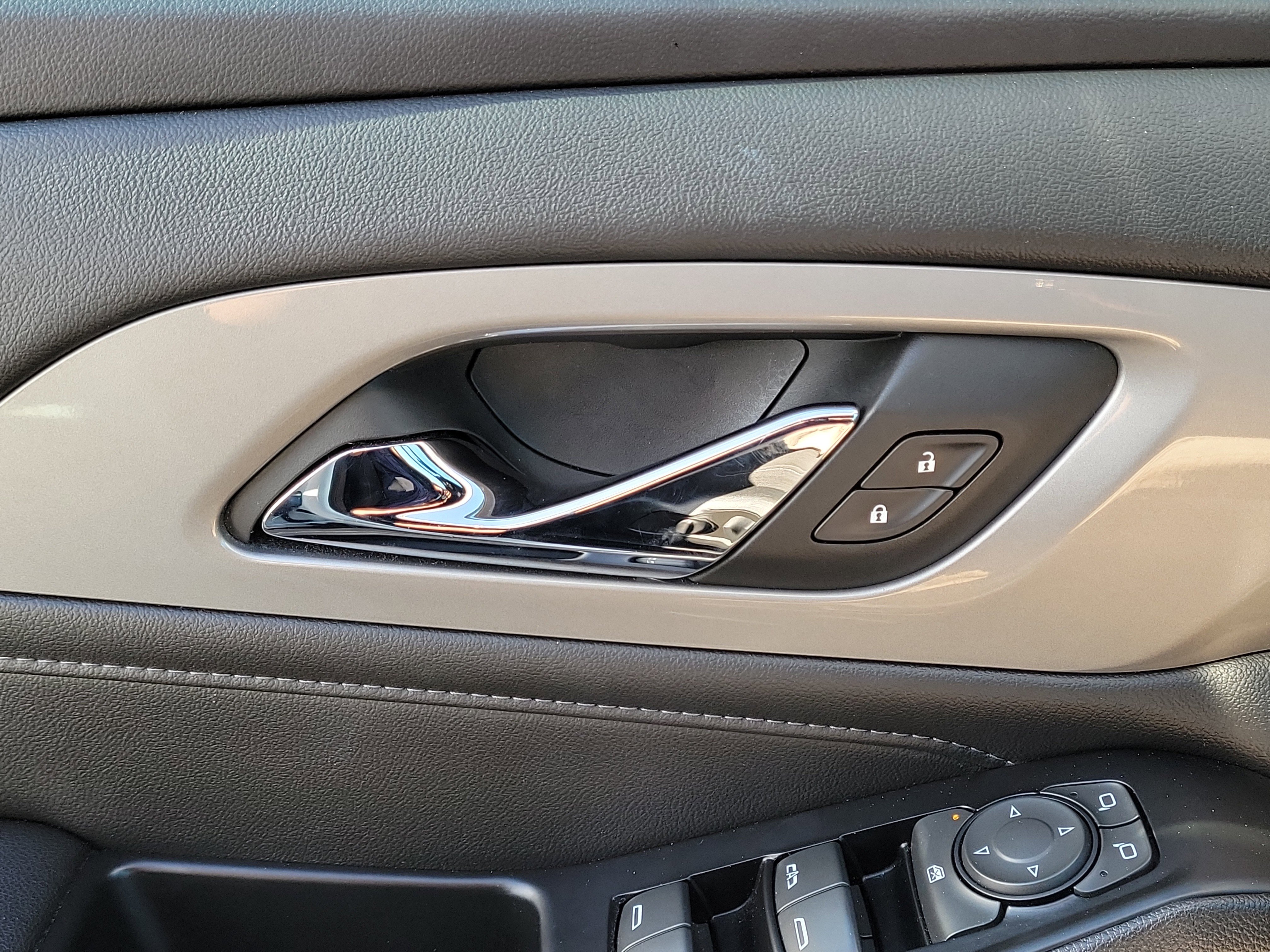 Used 2023 Chevrolet Traverse LT image 25