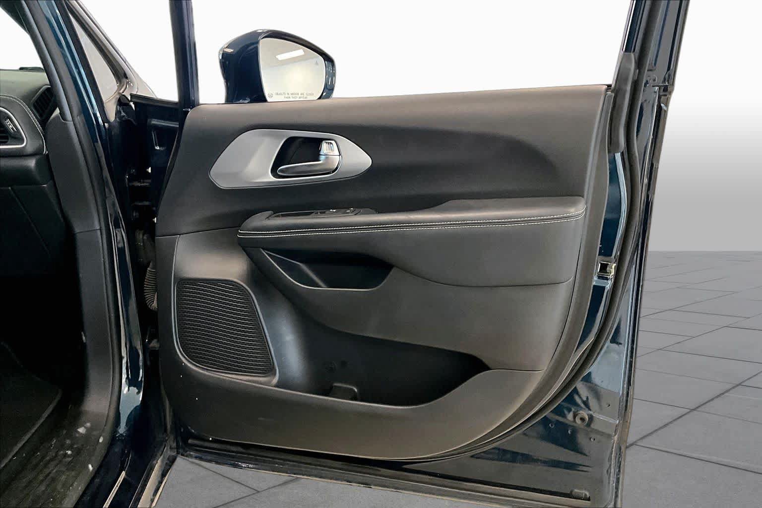 Used 2022 Chrysler Pacifica Touring-L w/ Uconnect Theater Family Group FWD image 21