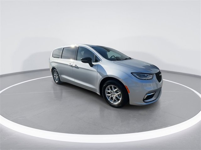 Used 2024 Chrysler Pacifica Touring-L image 2