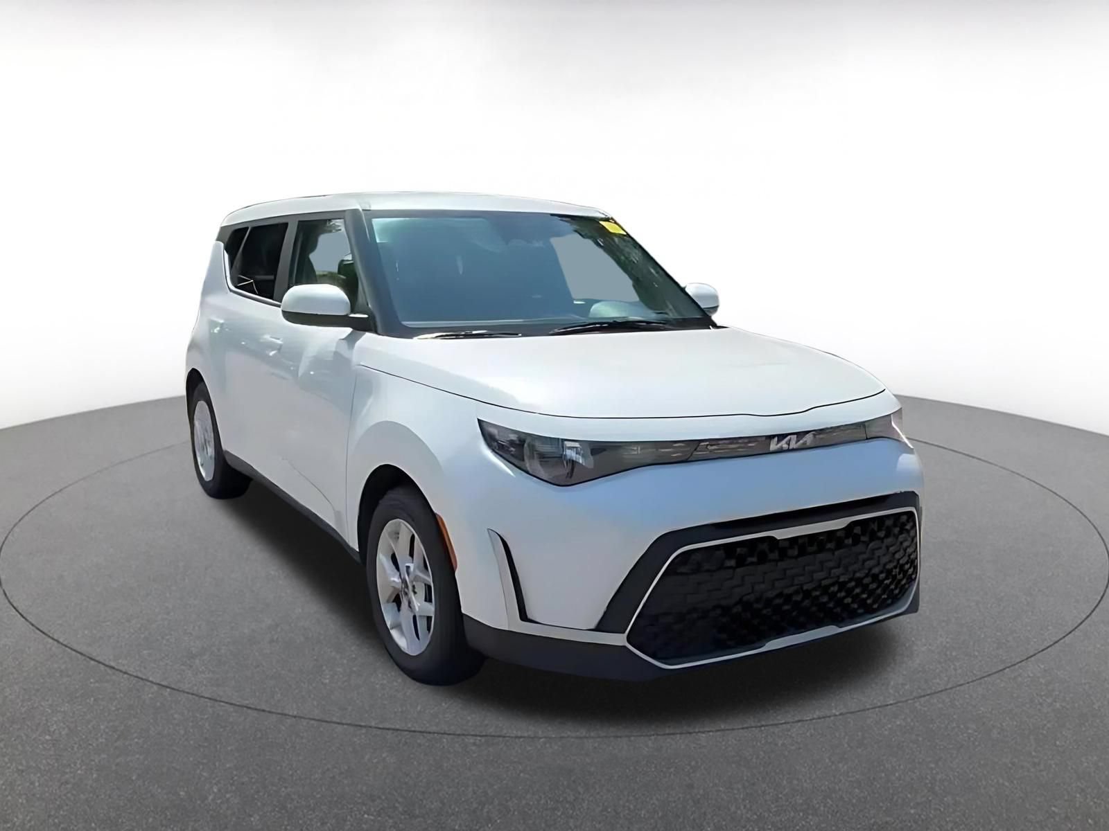 Used 2025 Kia Soul LX w/ LX Technology Package FWD image 3