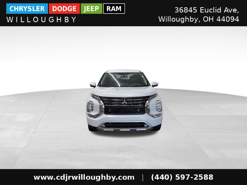Used 2024 Mitsubishi Outlander AWD image 2