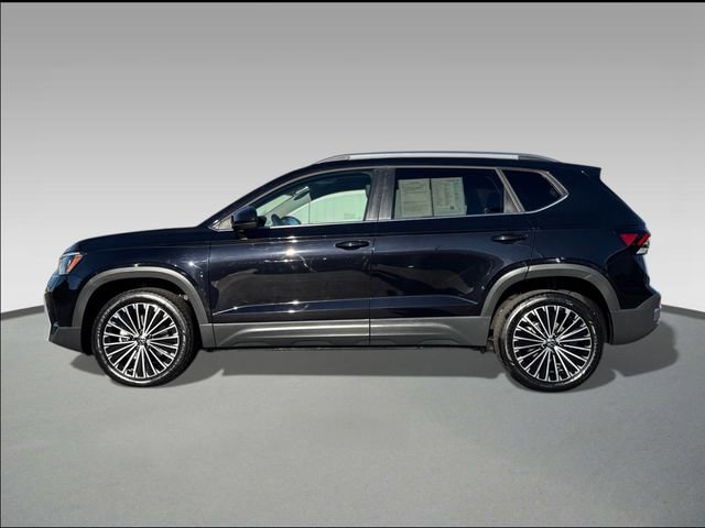 Certified 2025 Volkswagen Taos SE image 3