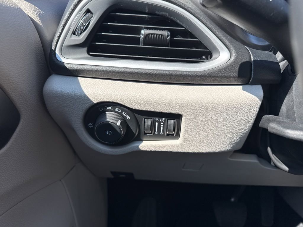 Used 2024 Chrysler Pacifica Touring-L image 25