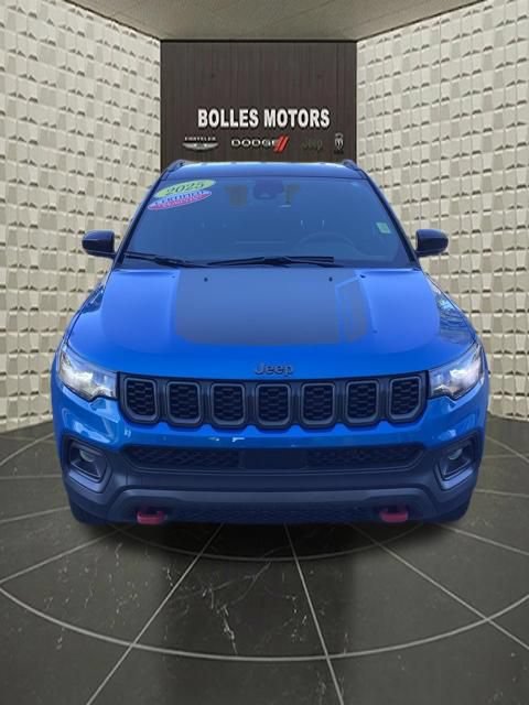 Used 2025 Jeep Compass Trailhawk w/ Trailhawk Convenience Group AWD/4WD image 10