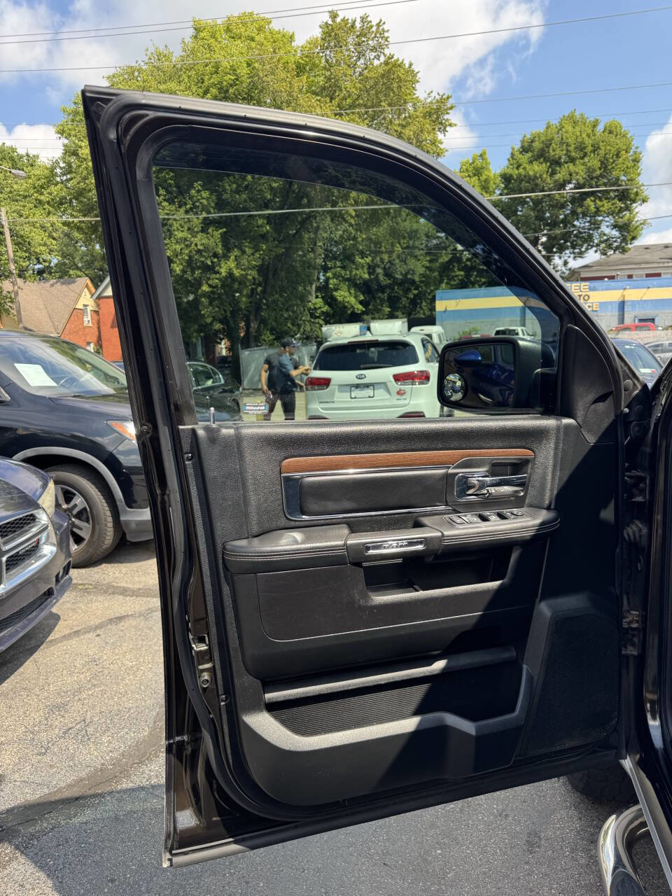 Used 2014 RAM 1500 Laramie w/ Convenience Group image 10