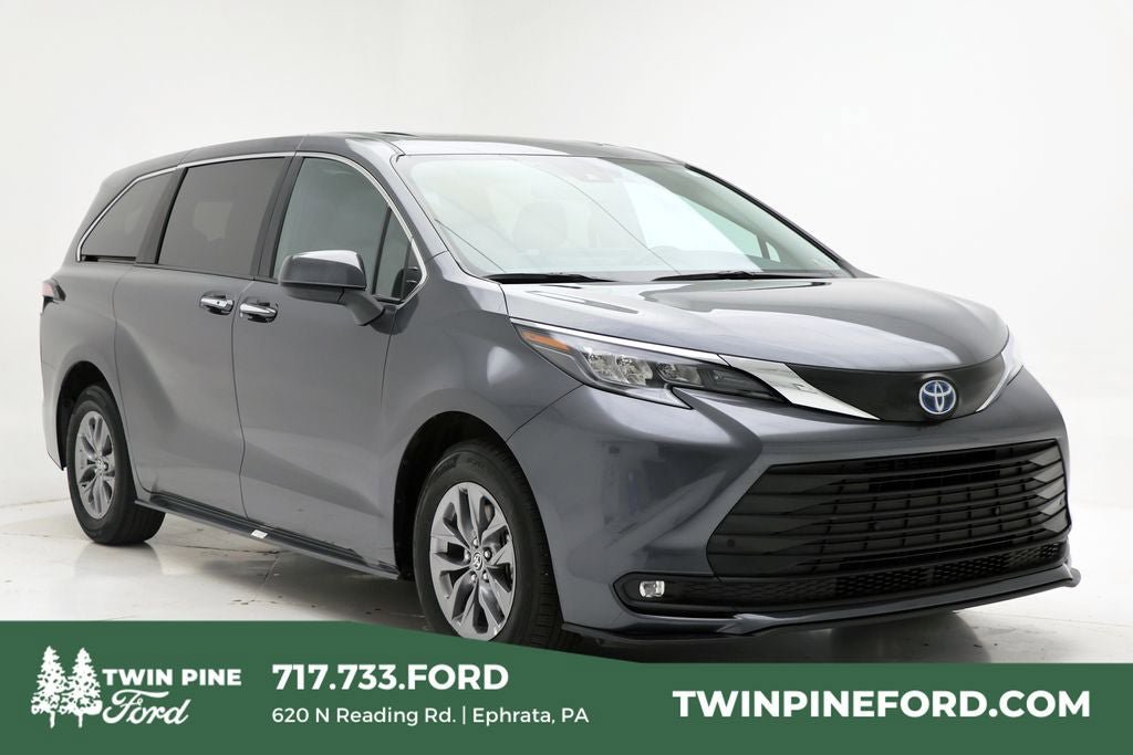 Used 2025 Toyota Sienna XLE FWD image 1