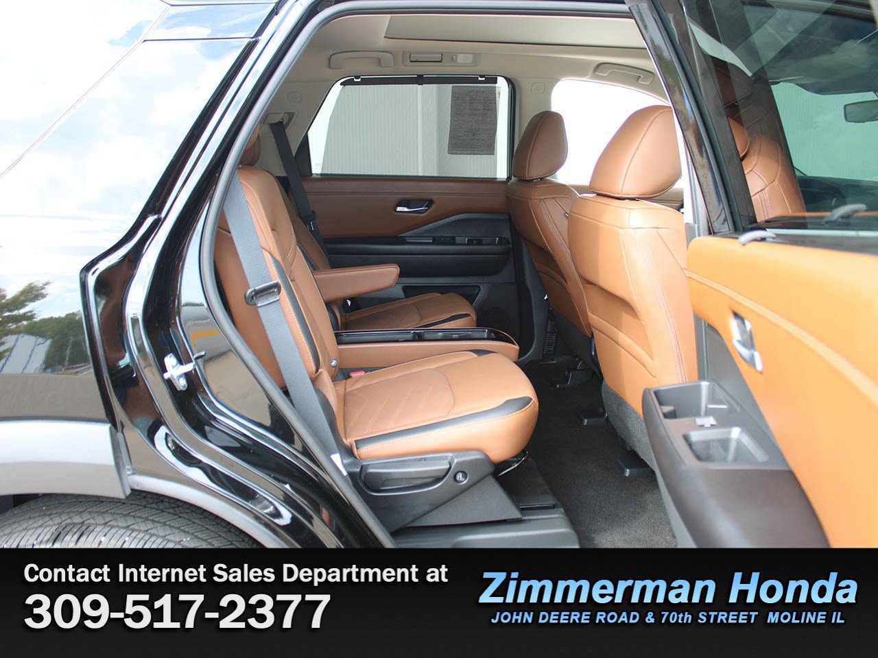 Used 2025 Nissan Pathfinder Platinum AWD/4WD image 9