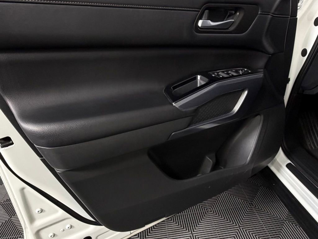 Used 2024 Nissan Pathfinder SL image 25
