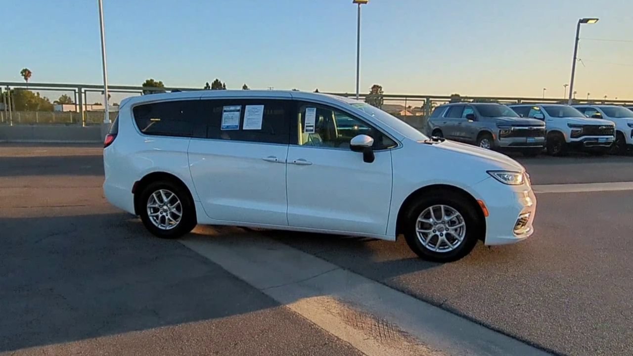 Used 2023 Chrysler Pacifica Touring-L FWD image 9