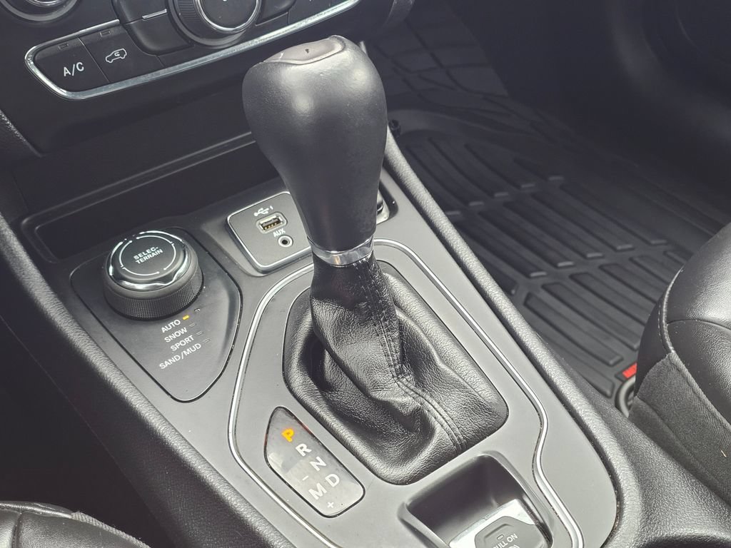 Used 2019 Jeep Cherokee Latitude Plus AWD/4WD image 27