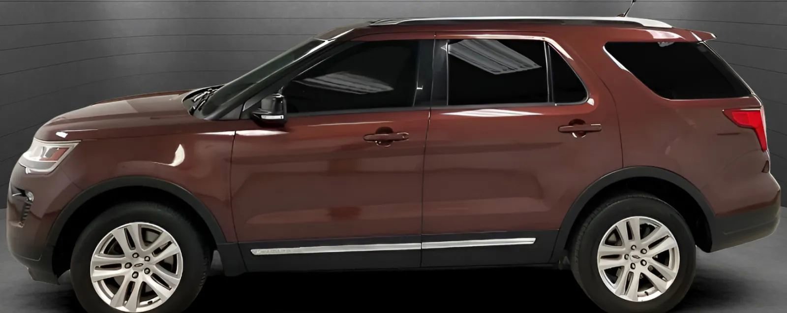 Used 2018 Ford Explorer XLT w/ Equipment Group 201A AWD/4WD image 8