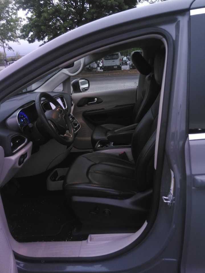 Used 2023 Chrysler Pacifica Touring-L FWD image 3