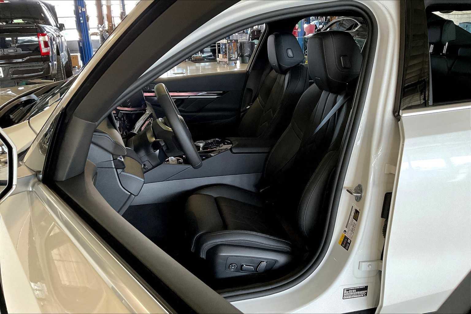 Used 2026 BMW i5 eDrive40 w/ Premium Package RWD image 9