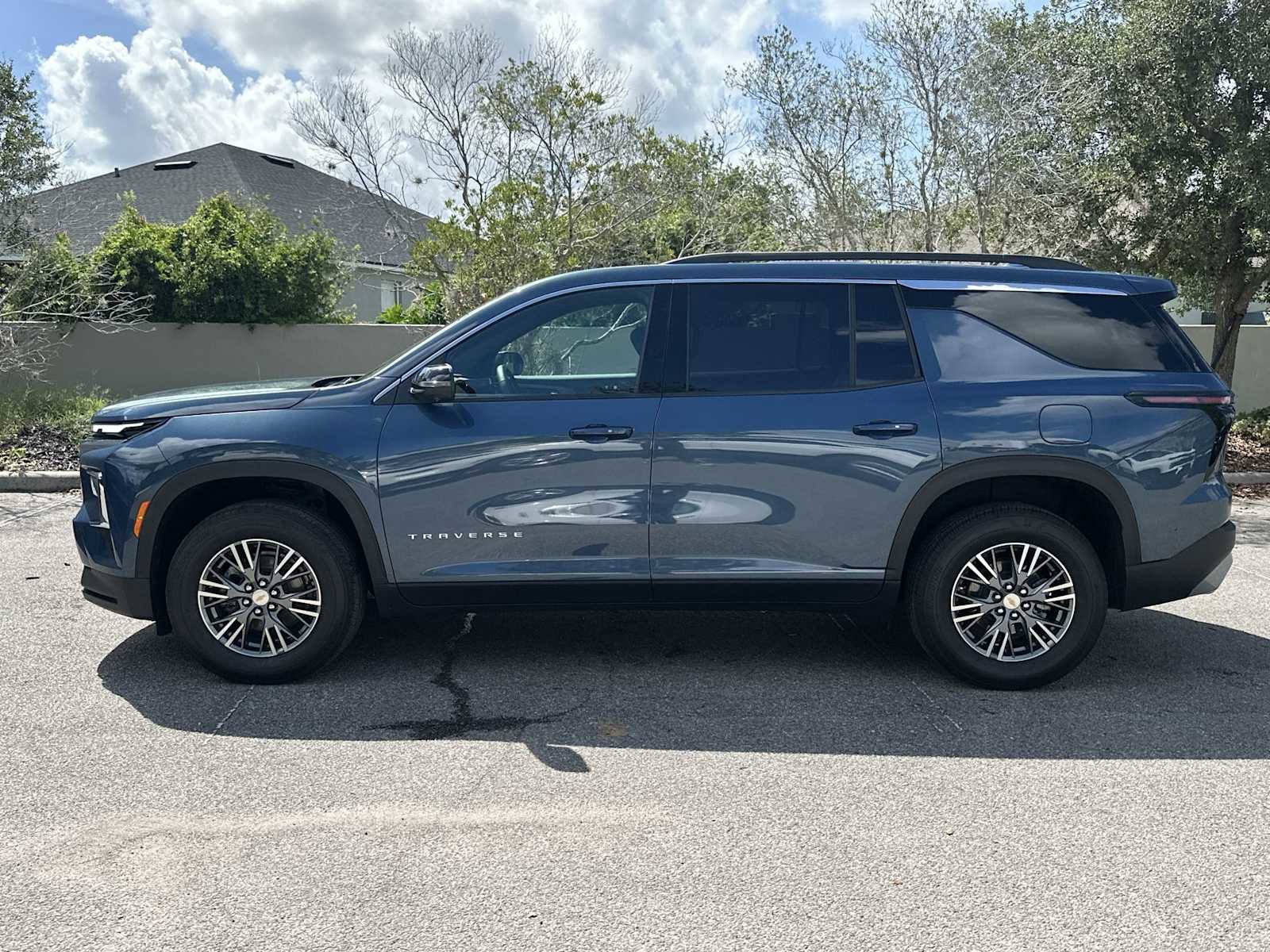 Certified 2024 Chevrolet Traverse LT FWD image 3